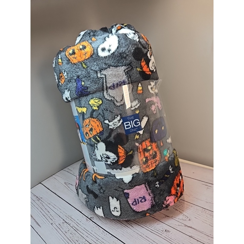 The Big One Disney Halloween Mickey & Friends‎ Plush Throw Blanket 5' x 6' Foot - Picture 2 of 5